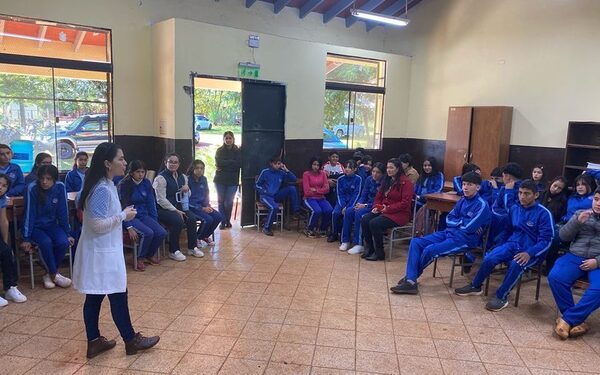 Equipo de la USF Tavapy II realizó charla educativa sobre prevención de adicciones en el colegio San Roque
