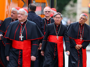 Cardenales llegan al Vaticano para Cónclave