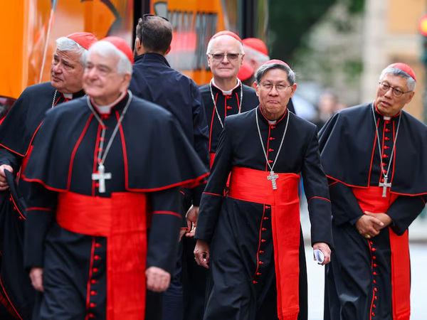 Cardenales llegan al Vaticano para Cónclave