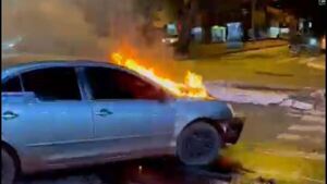 Joven capturado tras chocar e incendiar un auto hurtado: Intentó huir de la Policía