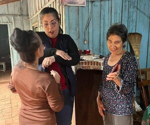 Agente comunitaria utiliza lenguaje de señas para asistir a paciente en CDE