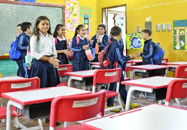 Gobierno marca hito histórico con entrega récord de muebles escolares gracias a Itaipú - ADN Digital