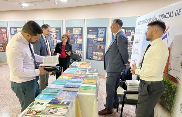 Se realiza feria de libros y capacitación sobre bases de datos jurídicos en Concepción