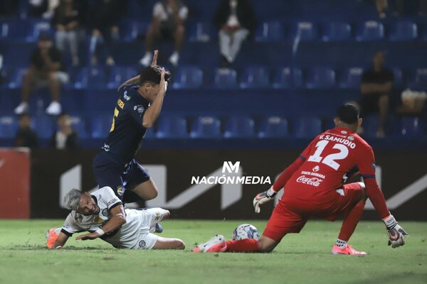 Versus / El reclamo de Olimpia que terminó en lluvia de críticas
