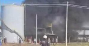 La Nación / Fábrica alcoholera de Paraguarí arde en llamas