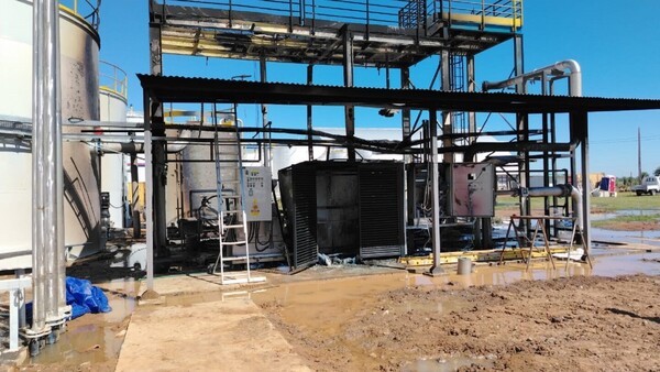 Bomberos controlan incendio en fábrica alcoholera de Paraguarí: ¿Cómo se originó?