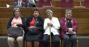 La Nación / Homenajean a adultos mayores, destacan su rol en la historia y cultura del país