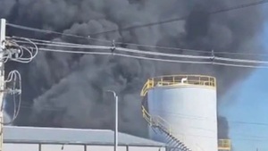 Incendio de gran magnitud afecta a una fábrica de alcohol en Paraguarí