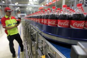 Coca-Cola gan贸 US$ 3.335 millones en el primer trimestre, un 5 % m谩s interanual