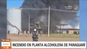 Voraz incendio en planta alcoholera en Paraguarí