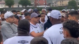 Barras del Santos interrumpen práctica para pedir explicaciones al equipo