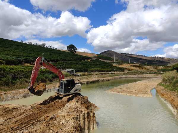 La importancia de elegir la excavadora correcta para terrenos inclinados - Amigo Camionero
