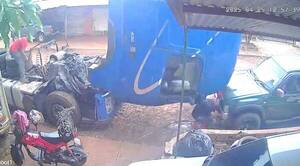 [VIDEO] La poli he’i que está vicheando un “milagro”: cabina se le cayó encima a mecánico y zafó