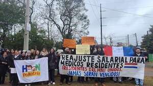 Médicos denuncian incumplimiento de reajuste salarial y falta de pago de salarios. Esto respondió Salud Pública - Nacionales - ABC Color