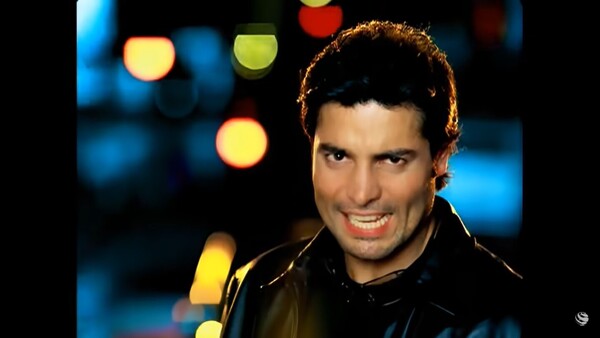 Piden a Chayanne cambiar el nombre de su tema "Torero" por "Bombero"