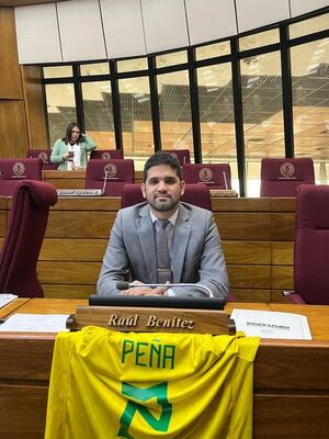 Con remera de Brasil y el apellido Peña, diputado protesta por “acto de traición” del Presidente - Política - ABC Color