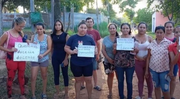 Padres y docentes tomaron escuela en Ypané reclamando rubros - 1000 Noticias
