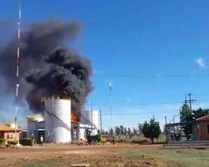 Incendio de tanque agua en alcoholera en construcción alertó a vecinos en Paraguarí - Nacionales - ABC Color
