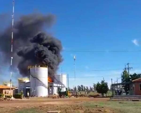 Incendio de tanque agua en alcoholera en construcción alertó a vecinos en Paraguarí - Nacionales - ABC Color
