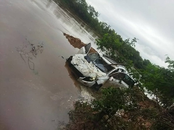 Auto cayó al río Ypané en Tacuatí - 1000 Noticias