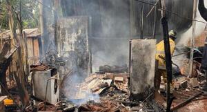 Incendio convirtió en cenizas una humilde vivienda en Sanlo
