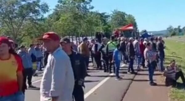 Cañicultores cierran ruta en Coronel Oviedo - SNT