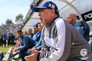 Versus / Maradona no era apto para su internación domiciliaria, dice médico en juicio por su muerte