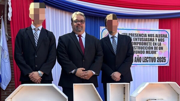 Homenajearon a profesor involucrado en una polémica por baile de alumnas