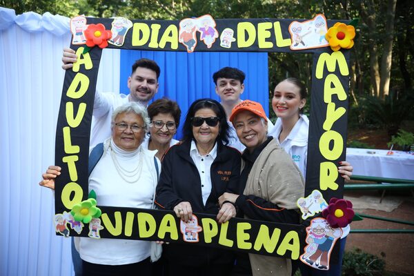 Ueno Bank rindió homenaje a adultos mayores con atención y tecnología