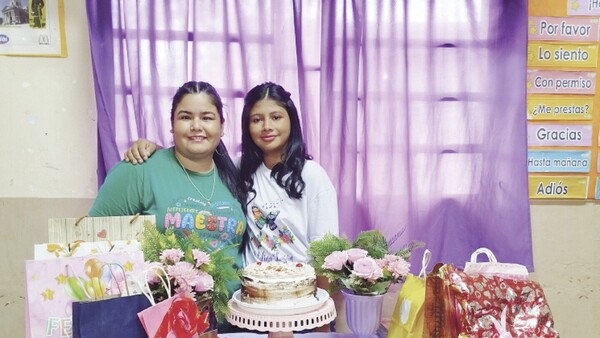 ¡Chúlina! Alumna tuvo fiesta de 15 gracias a la profe