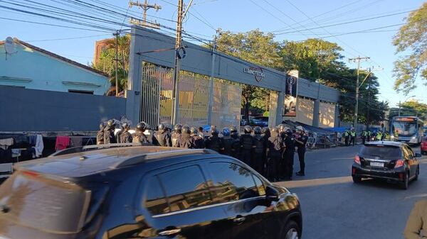 Indígenas cierran media avenida Artigas frente al Indi - Nacionales - ABC Color