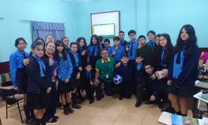 Adolescentes de Ciudad del Este se capacitan sobre emociones y relaciones familiares en taller educativo
