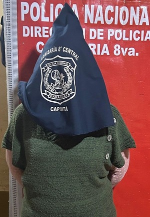 Conductora ebria fue aprehendida tras chocar contra la muralla de una casa y un auto estacionado - 1000 Noticias