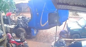 (Video) No era su día: mecánico se salva de milagro tras caerle la cabina de un camión mientras trabajaba