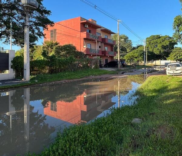 Vecinos de Mariano Roque Alonso sufren hace más de 20 años por caños rotos - Nacionales - ABC Color