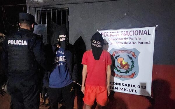Detienen a hombres que se paseaban en vehículo hurtado
