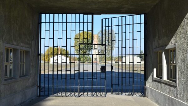 Muere con 100 años ex guardia de campo nazi acusado de complicidad en 3.322 muertes