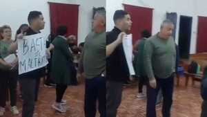 Acusan a pastor por agredir y exigir diezmos a fieles