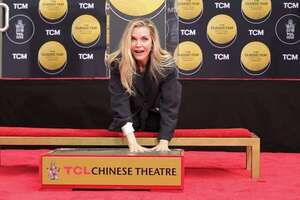 Michelle Pfeiffer dejó sus huellas en el Teatro Chino de Hollywood - Gente - ABC Color