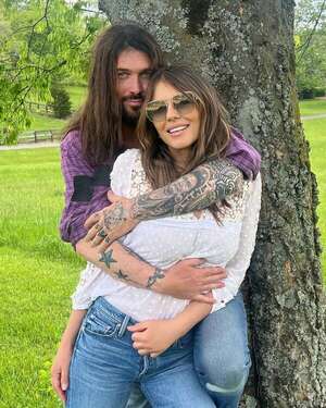 Elizabeth Hurley y Billy Ray Cyrus ya no ocultan su amor - Gente - ABC Color