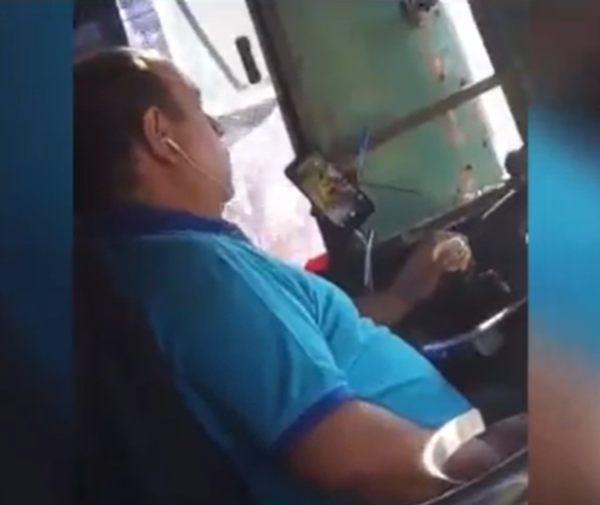 Denuncia ciudadana: graba a choferes usando el celular mientras conducen - SNT