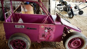 La locura de fabricar “autos locos” se apodera de Villarrica