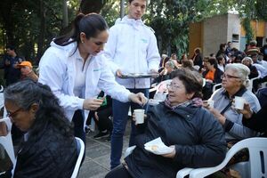 D铆a del adulto mayor: ueno bank celebra con inclusi贸n, tecnolog铆a y coraz贸n