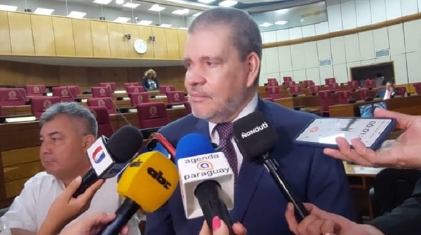 Senador dice que no hay condiciones para aceptar el cargo de ministro de Salud