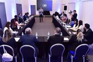 Dr. Federico Mora imparte clase magistral durante el lanzamiento de la Maestría en Gobierno y Gestión Pública de la Universidad Central - Negocios - ABC Color