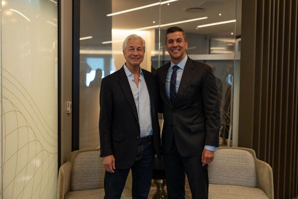 Santiago Pe帽a se reuni贸 en Nueva York con el director ejecutivo de JPMorgan Chase