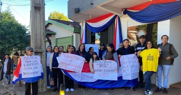 Diario HOY | Víctimas de “la mafia de los pagarés” en Itapúa se manifestaron frente a la Fiscalía