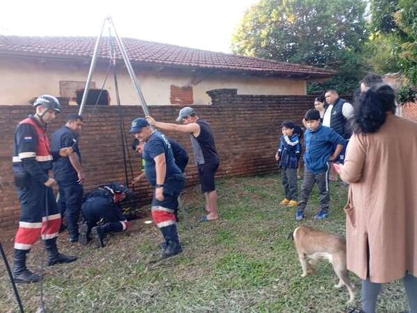 Cambyretá: Bomberos rescatan a niña que cayó en un pozo - Policiales - ABC Color