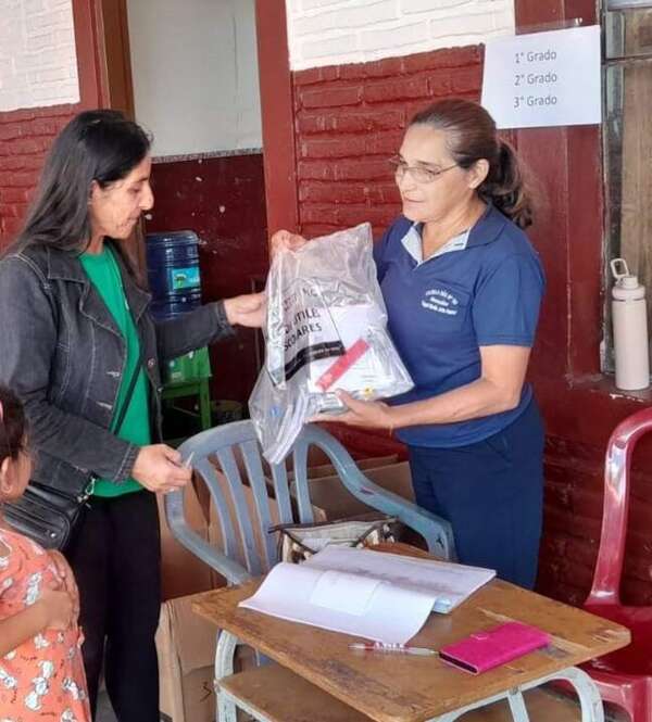 Carapeguá: más de 1.100 alumnos están sin útiles y padres de familia exigen al MEC completar kits escolares - Nacionales - ABC Color