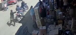 (VIDEO). Cuatro mondaha irrumpieron en un comercio en pleno Abasto y frente al rollete